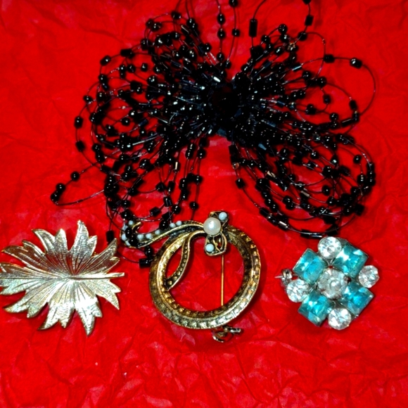 Lovely lot of women's brooches